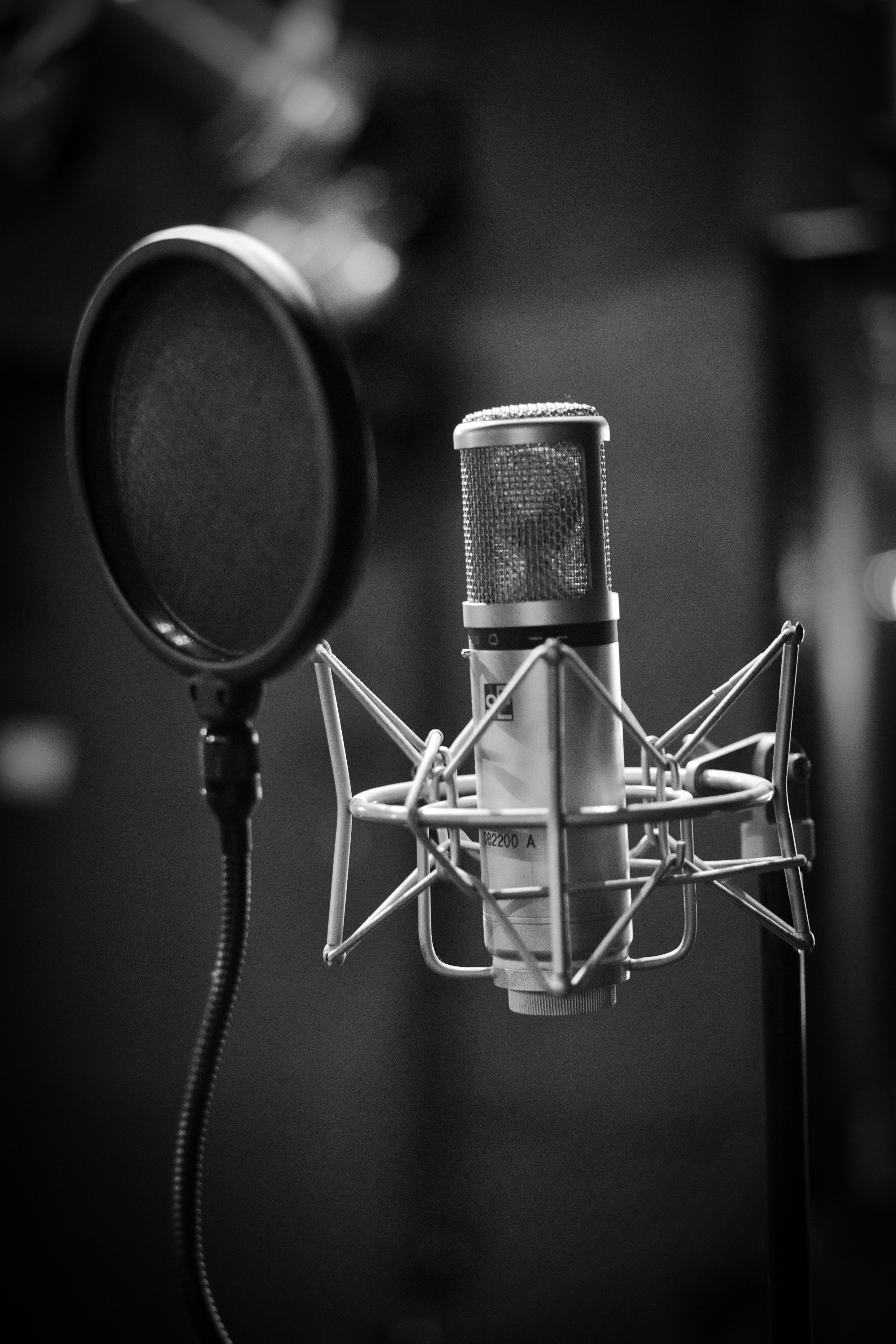 Microfone profissional de podcast em estúdio escuro